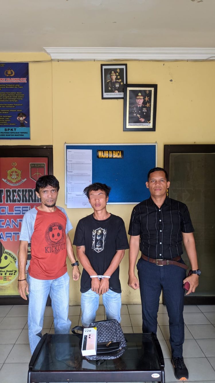Foto pelaku curat (tengah) saat diapit petugas.
