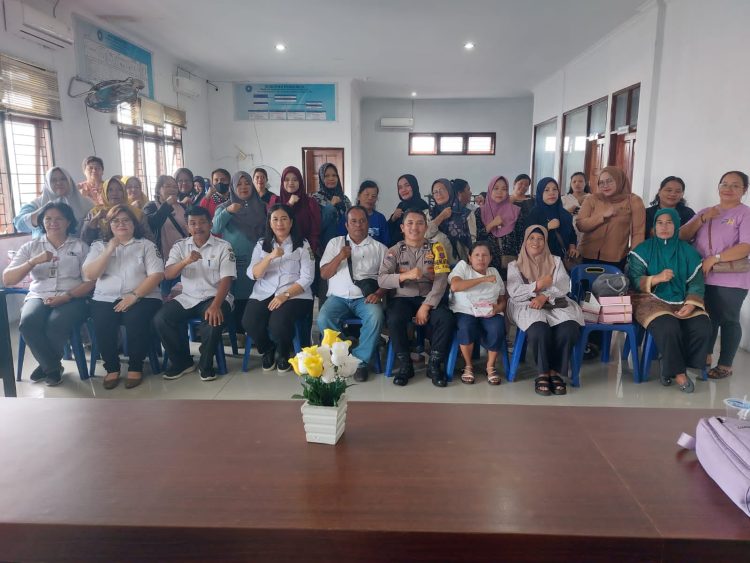 Bhabinkamtibmas Kelurahan Kahean, AIPDA H.E. Pane, menghadiri pertemuan lintas sektoral lokakarya mini UPTD Puskesmas Kahean Tahun 2025, di Aula Kantor Camat Siantar Utara, Jl. Patuan Anggi, pada Rabu (3/9/2025) siang.