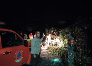 Polres Pematangsiantar menurunkan sejumlah personil yang dipimpin Kabag Ops, AKP Ilham Harahap SH, MH, membantu evakuasi pohon tumbang dan rumah yang terkena bencana alam angin kencang, pada Selasa (23/9/2025) malam.