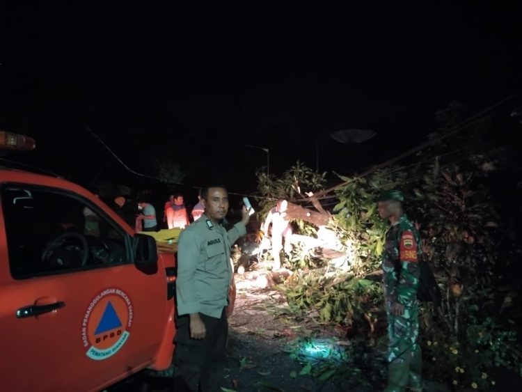 Polres Pematangsiantar menurunkan sejumlah personil yang dipimpin Kabag Ops, AKP Ilham Harahap SH, MH, membantu evakuasi pohon tumbang dan rumah yang terkena bencana alam angin kencang, pada Selasa (23/9/2025) malam.