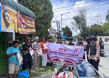 Srikandi Polwan Polres Pematangsiantar melaksanakan patroli dialogis dan membagikan beras kepada warga yang membutuhkan, di wilayah hukum Polres Pematangsiantar, pada Rabu (3/9/2025) pagi.