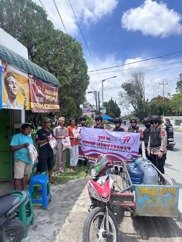 Srikandi Polwan Polres Pematangsiantar melaksanakan patroli dialogis dan membagikan beras kepada warga yang membutuhkan, di wilayah hukum Polres Pematangsiantar, pada Rabu (3/9/2025) pagi.