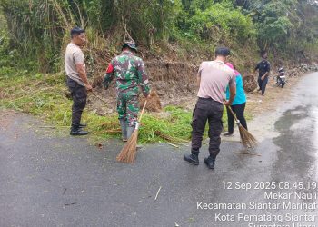 Polsek Sintar Marihat mengikuti kegiatan gotong royong, di Simpang Puskesmas, Jalan Bahkora II Bawah, pada Jumat (12/9/2025) pagi.