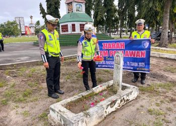 Satuan Lalu lintas (Sat Lantas) Polres Pematangsiantar melaksanakan ziarah ke Makam Pahlawan Pahlawan (TMP) Nagur, Jl. Sangnaualuh, Kelurahan Pahlawan, Kecamatan Siantar Timur, Kota Pematangsianțar, pada Rabu (17/9/2025) pagi, pukul : 08.00 WIB.