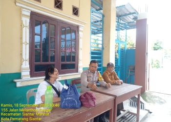 Bhabinkamtibmas Kelurahan Parhorasan Nauli, melaksanakan sambang kepada masyarakat Jalan Melanthon Siregar, Kelurahan Parhorasan Nauli, Kecamatan Siantar Marihat, Kota Pematangsiantar, pada Kamis (18/9/2025) pagi.