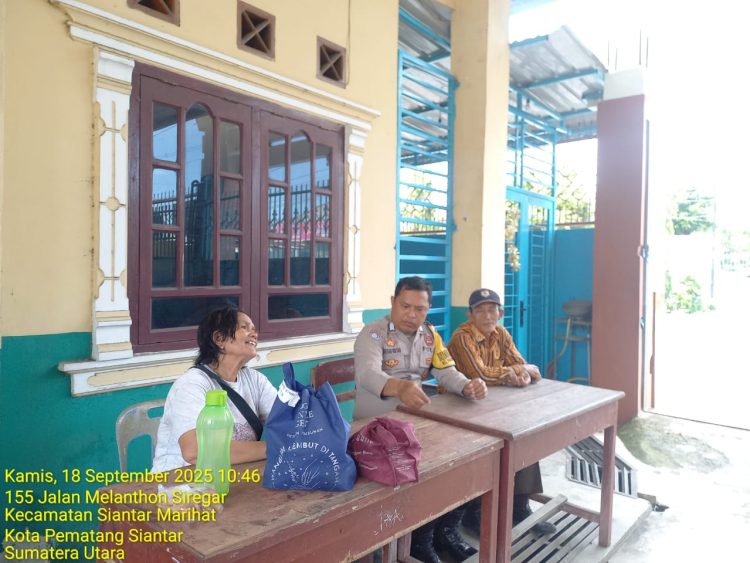 Bhabinkamtibmas Kelurahan Parhorasan Nauli, melaksanakan sambang kepada masyarakat Jalan Melanthon Siregar, Kelurahan Parhorasan Nauli, Kecamatan Siantar Marihat, Kota Pematangsiantar, pada Kamis (18/9/2025) pagi.