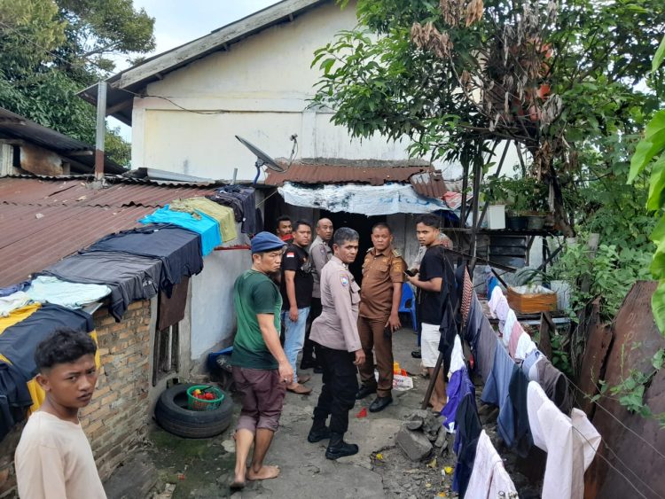 Kapolseķ Sianțar Utara, AKP Jahrona Sinaga SH, pimpin pengecekan Tempat Kejadian Perkara (TKP) temuan mayat, di kamar rumah kos Jalan Mataram I, pada Selasa (23/9/2025) sore.