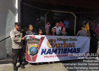 Polsek Siantar Barat menggelar kegiatan Minggu Kasih Curhat Kamtibmas, di Gereja GKPS Jalan Sudirman, pada Minggu (21/9/2025).
