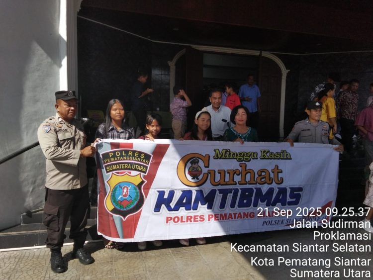 Polsek Siantar Barat menggelar kegiatan Minggu Kasih Curhat Kamtibmas, di Gereja GKPS Jalan Sudirman, pada Minggu (21/9/2025).