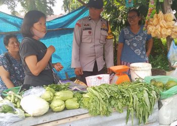 Bhabinkamtibmas Kelurahan Suka Maju, Aipda Adilman Manalu, sambangi pedagang kaki lima, di Jalan Farel Pasaribu, Lapangan Bola Atas, pada Selasa (2/9/2025) pagi.