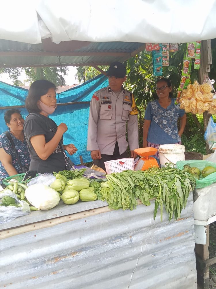 Bhabinkamtibmas Kelurahan Suka Maju, Aipda Adilman Manalu, sambangi pedagang kaki lima, di Jalan Farel Pasaribu, Lapangan Bola Atas, pada Selasa (2/9/2025) pagi.