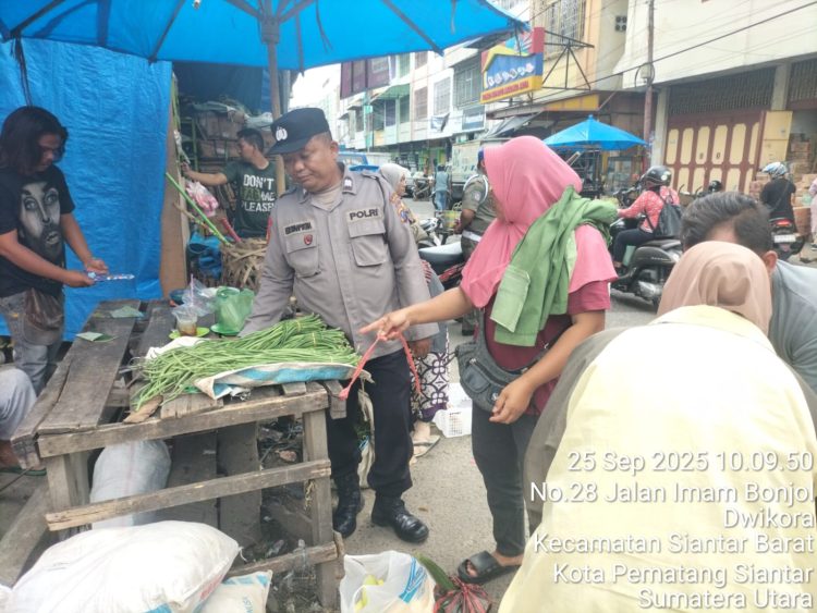 Kasub Sektor Pasar Horas, AIPDA Edi Syahputra SH, melaksanakan monitoring penertiban Pedagang Kaki Lima (PKL) yang digelar Satpol PP, di seputaran Jalan Imam Bonjol, pada Kamis (25/9/2025) siang.