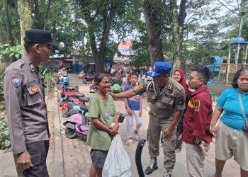 Sat Binmas Polres Pematangsiantar melalui Ps. Kanit Binpolmas, Aiptu Sahyadi Damanik dan Ps. Kanit Bintibsos, Bripka Putra, melaksanakan pendampingan, penanganan dan penertiban gelandangan dan pengemis (Gepeng) yang digelar Dinas Sosial Pemberdayaan dan Perlindungan Anak (Dinsos P3A) Kota Pematangsiantar, pada Senin (22/9/2025) siang.