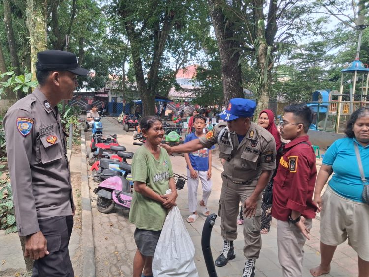 Sat Binmas Polres Pematangsiantar melalui Ps. Kanit Binpolmas, Aiptu Sahyadi Damanik dan Ps. Kanit Bintibsos, Bripka Putra, melaksanakan pendampingan, penanganan dan penertiban gelandangan dan pengemis (Gepeng) yang digelar Dinas Sosial Pemberdayaan dan Perlindungan Anak (Dinsos P3A) Kota Pematangsiantar, pada Senin (22/9/2025) siang.