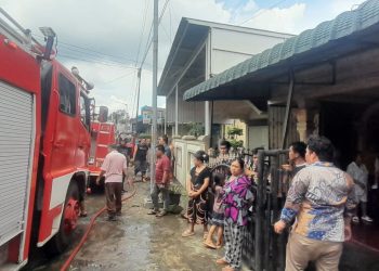 Polsek Siantar Martoba - Polres Pematangsiantar melakukan pengecekan Tempat Kejadian Perkara (TKP) kebakaran dapur rumah warga, di Jalan Rakutta Sembiring.