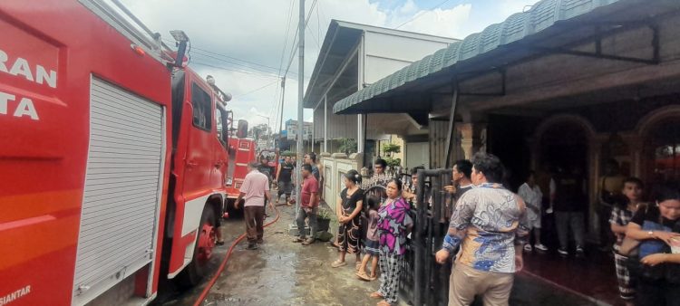 Polsek Siantar Martoba - Polres Pematangsiantar melakukan pengecekan Tempat Kejadian Perkara (TKP) kebakaran dapur rumah warga, di Jalan Rakutta Sembiring.