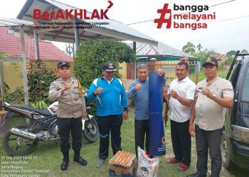 Bhabinkamtibmas Kelurahan Setia Negara, AIPTU Januar Butar-butar melaksanakan pendampingan pemberian bantuan kepada masyarakat Kelurahan Setia Negara, yang terdampak bencana alam hujan deras dan angin kencang, pada Jumat (26/9/2025) siang.