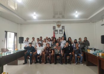 Foto bersama disela kegiatan.