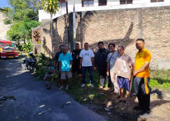 Polsek Siantar Barat mengikuti kegiatan gotong royong, di Jalan Medan Area, Kelurahan Proklamasi, pada Sabtu (6/9/2025) pagi.