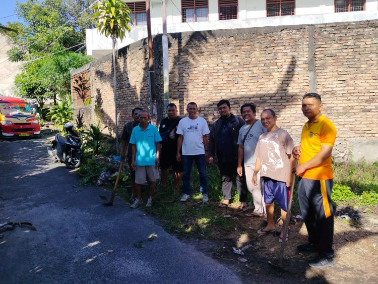 Polsek Siantar Barat mengikuti kegiatan gotong royong, di Jalan Medan Area, Kelurahan Proklamasi, pada Sabtu (6/9/2025) pagi.