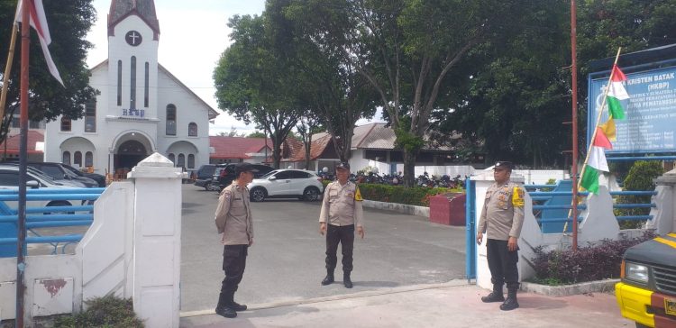 Polsek Siantar Selatan melaksanakan patroli gereja yang ada di wilayah hukum Polsek Siantar Selatan, pada Minggu (31/8/2025) siang.