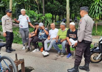 Sat Binmas melaksanakan patroli sambang Kamtibmas guna menciptakan situasi Kamtibmas aman dan kondusif serta optimalisasi colling system, di wilayah hukum Polres Pematangsiantar, pada Senin (29/9/2025) pagi.