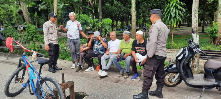 Sat Binmas melaksanakan patroli sambang Kamtibmas guna menciptakan situasi Kamtibmas aman dan kondusif serta optimalisasi colling system, di wilayah hukum Polres Pematangsiantar, pada Senin (29/9/2025) pagi.