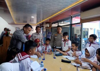 Kepala Satuan Lalu Lintas (Kasat Lantas), IPTU Friska Susana SH bersama Kanit Regident, IPTU Elon Sitinjak SH, menerima kunjungan siswa - siswi SD Swasta Kartini Handayani ke Kantor Sat Lantas Polres Pematangsiantar, Jl. Sangnawaluh, pada Rabu (17/9/2025) pagi.