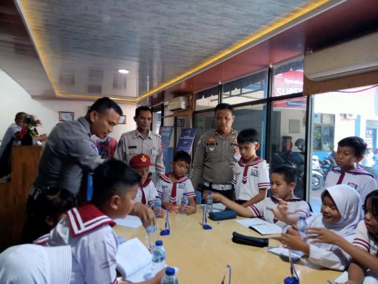 Kepala Satuan Lalu Lintas (Kasat Lantas), IPTU Friska Susana SH bersama Kanit Regident, IPTU Elon Sitinjak SH, menerima kunjungan siswa - siswi SD Swasta Kartini Handayani ke Kantor Sat Lantas Polres Pematangsiantar, Jl. Sangnawaluh, pada Rabu (17/9/2025) pagi.