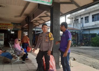 Bhabinkamtibmas Kelurahan Kahean, AIPDA H.E. Pane, melaksanakan sambang di Loket Bus Jalan Sisingamangaraja, pada Sabtu (27/9/2025) pagi.