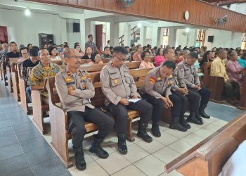 Kapolsek Siantar Selatan, IPTU Priston Simbolon bersama Wakapolres Pematangsiantar, Kompol Hendrik Situmorang, MM, mengikuti ibadah minggu di Gereja GKPI, pada Minggu (31/8/2025) pagi.
