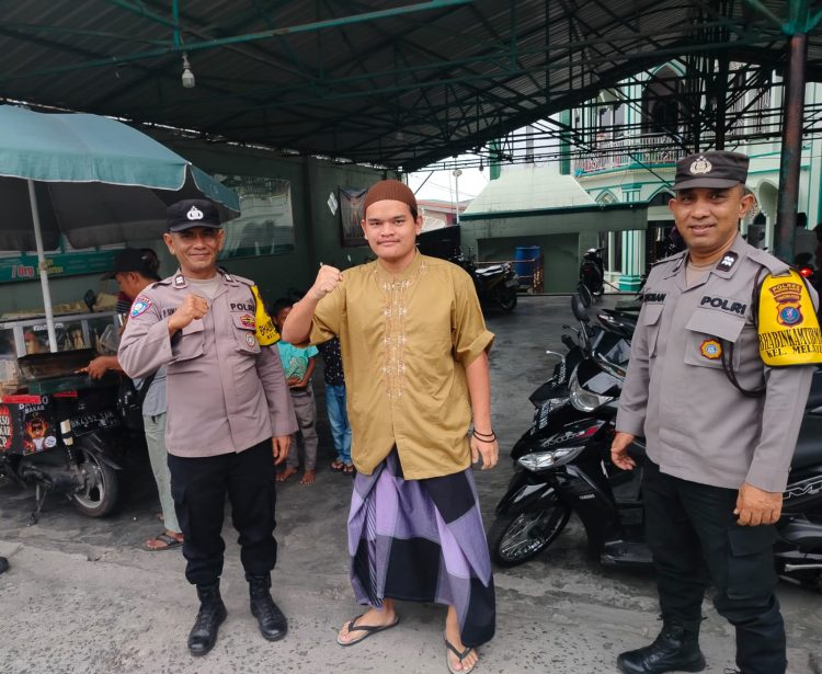 Polsek Siantar Utara melaksanakan patroli di mesjid untuk pengamanan Ibadah Sholat Jumat, pada Jumat (5/9/2025) siang.