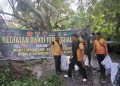 Polsek Siantar Martoba mengikuti kegiatan karya bakti dalam rangka HUT TNI ke 80 yang berlangsung di Sungai Pancur Lima Pasar Pagi, Kelurahan Setia Negara, pada Senin (15/9/2025) pagi.