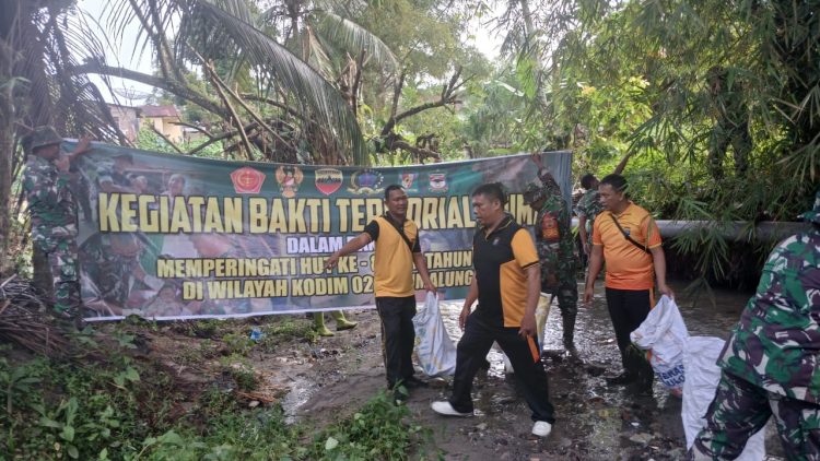 Polsek Siantar Martoba mengikuti kegiatan karya bakti dalam rangka HUT TNI ke 80 yang berlangsung di Sungai Pancur Lima Pasar Pagi, Kelurahan Setia Negara, pada Senin (15/9/2025) pagi.