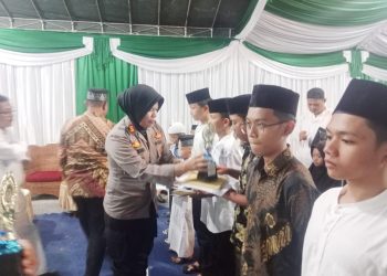 Kapolsek Siantar Utara, AKP Jahrona Sinaga SH, menghadiri peringatan Maulid Nabi Muhammad SAW 1447H/2025 yang berlangsung di Masjid Baiturrahman Jalan Tanah Jawa, pada Minggu (21/9/2025) malam.