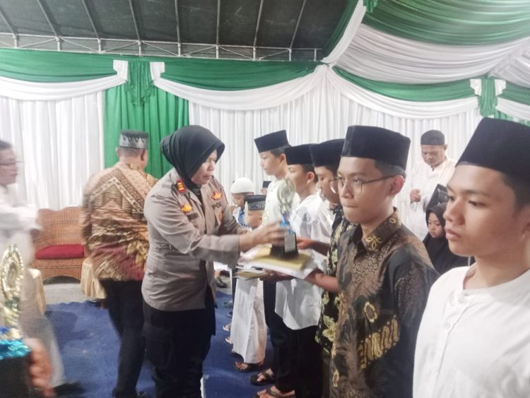 Kapolsek Siantar Utara, AKP Jahrona Sinaga SH, menghadiri peringatan Maulid Nabi Muhammad SAW 1447H/2025 yang berlangsung di Masjid Baiturrahman Jalan Tanah Jawa, pada Minggu (21/9/2025) malam.