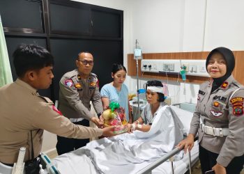 Sat Lantas Polres Pematangsiantar melaksanakan kegiatan anjangsana dengan kunjungi korban kecelakaan lalu lintas (Laka Lantas), Renta Sitohang yang menjalani perawatan inap atau opname di Rumah Sakit (RS) Vita Insani, pada Kamis (4/9/2025) pagi.