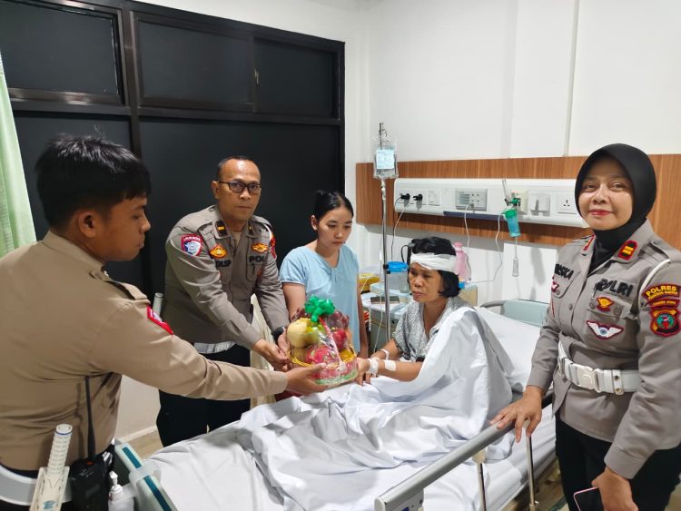Sat Lantas Polres Pematangsiantar melaksanakan kegiatan anjangsana dengan kunjungi korban kecelakaan lalu lintas (Laka Lantas), Renta Sitohang yang menjalani perawatan inap atau opname di Rumah Sakit (RS) Vita Insani, pada Kamis (4/9/2025) pagi.