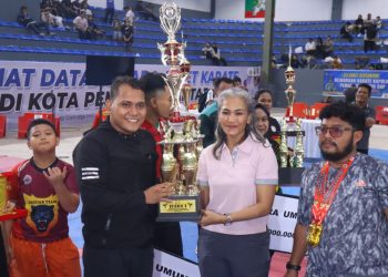 Kapolres Pematangsiantar, AKBP Sah Udur T.M. Sitinjak SH, SIK, MH, serahkan langsung penyerahan hadiah Kejuaraan Karate Kapolres Pematangsiantar Cup Tahun 2025 yang berlangsung di Gedung Olahraga (GOR) Suzuya Merdeka Mall, Jln. Merdeka Kota Pematangsiantar, pada Minggu (28/9/2025) malam.