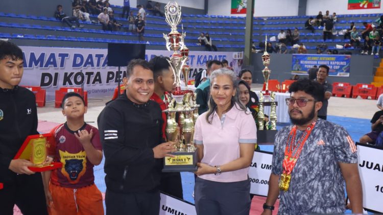 Kapolres Pematangsiantar, AKBP Sah Udur T.M. Sitinjak SH, SIK, MH, serahkan langsung penyerahan hadiah Kejuaraan Karate Kapolres Pematangsiantar Cup Tahun 2025 yang berlangsung di Gedung Olahraga (GOR) Suzuya Merdeka Mall, Jln. Merdeka Kota Pematangsiantar, pada Minggu (28/9/2025) malam.