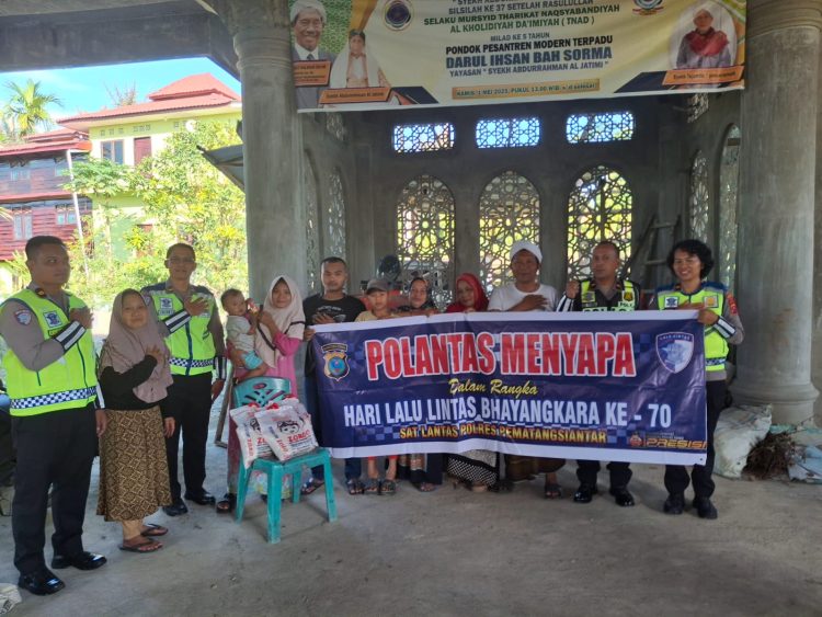 Sat Lantas Polres Pematangsiantar melaksanakan kegiatan Polisi Lalu lintas (Polantas) Menyapa Go To Pesantren yang berlangsung di Pondok Pesantren (Ponpes) Modern Terpadu Darul Ihsan Bah Sorma, pada Sabtu (6/9/2025) pagi.