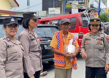 Tim Patroli Srikandi Polisi Wanita (Polwan) Polres Pematangsiantar melaksanakan kegiatan patroli dialogis menggunakan kendaraan dinas roda empat (R4) dan membagikan sembako kepada warga yang membutuhkan, pada Senin (15/9/2025) siang.