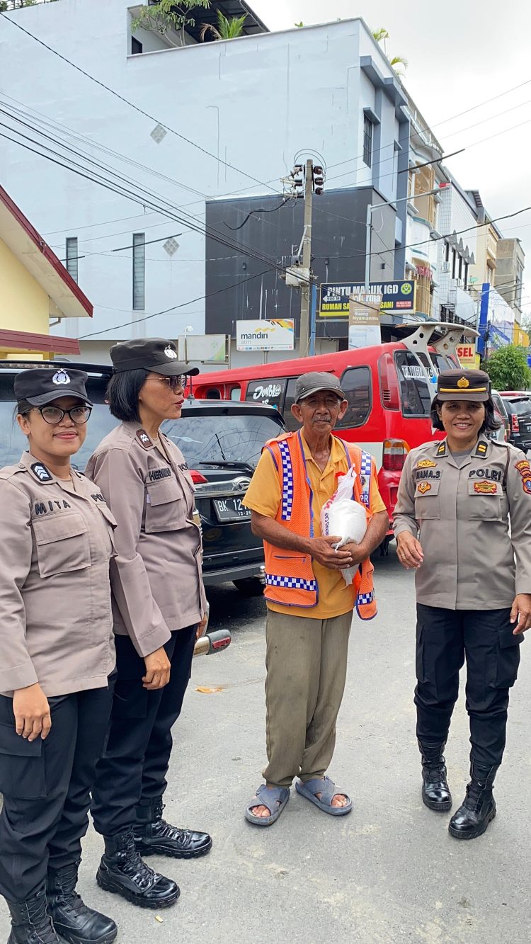 Tim Patroli Srikandi Polisi Wanita (Polwan) Polres Pematangsiantar melaksanakan kegiatan patroli dialogis menggunakan kendaraan dinas roda empat (R4) dan membagikan sembako kepada warga yang membutuhkan, pada Senin (15/9/2025) siang.