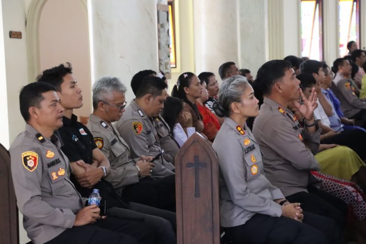 Kapolres Pematangsiantar, AKBP Sah Udur T.M. Sitinjak SH, SIK, MH, mengikuti Kebaktian Minggu bersama masyarakat, di Gereja Paroki St. Yosef, Jl. Kain Batik Kota Pematangsiantar, pada Minggu (31/8/2025) pagi.