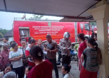 Personil Polsek Siantar Marihat gerak cepat respon laporan masyarakat dengan melakukan pengecekan Tempat Kejadian Perkara (TKP) kebakaran satu unit rumah warga, di Jalan Besar Sidamanik/Jalan Rimbun No. 27, pada Jumat (19/9/2025) sore.