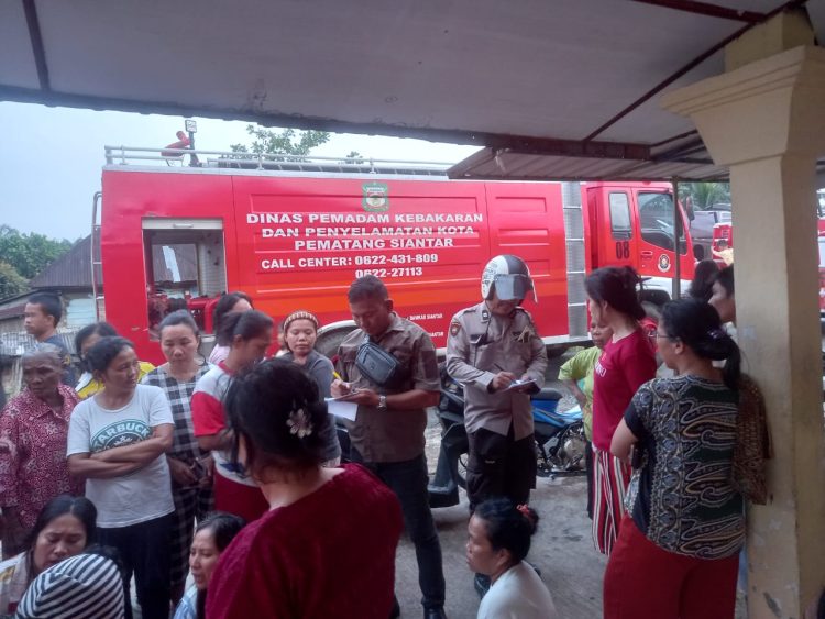 Personil Polsek Siantar Marihat gerak cepat respon laporan masyarakat dengan melakukan pengecekan Tempat Kejadian Perkara (TKP) kebakaran satu unit rumah warga, di Jalan Besar Sidamanik/Jalan Rimbun No. 27, pada Jumat (19/9/2025) sore.