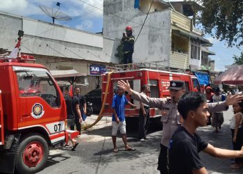 Kapolsek Siantar Utara, AKP Jahrona Sinaga SH, pimpin langsung pengecekan terjadinya kebakaran satu unit rumah, di Jalan Nagur, pada Sabtu (21/9/2025) pagi.