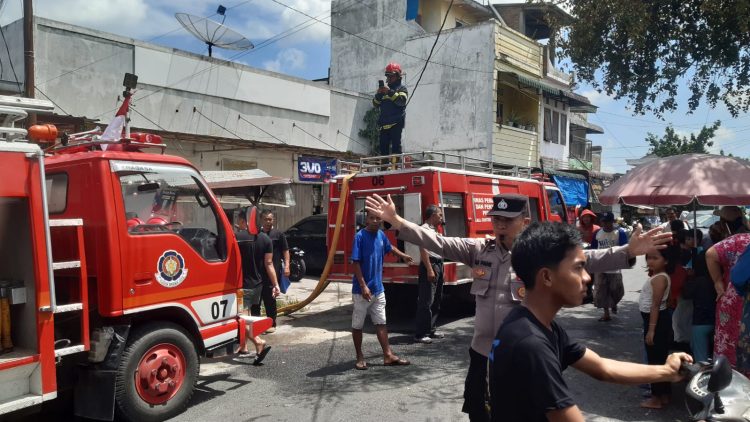 Kapolsek Siantar Utara, AKP Jahrona Sinaga SH, pimpin langsung pengecekan terjadinya kebakaran satu unit rumah, di Jalan Nagur, pada Sabtu (21/9/2025) pagi.