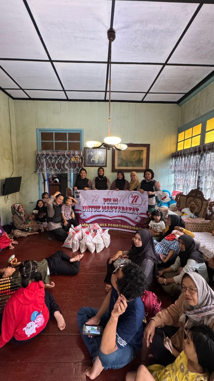 Tim Patroli Srikandi Polwan Polres Pematangsiantar kunjungi anak - anak disabilitas dan membagikan sembako, pada Kamis (4/9/2025) pagi.