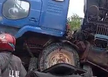 Foto: Laka lantas di Batam, truk timpa mobil dan sepeda motor di Simpang Tiban Vitka, Batam. (dok. Istimewa)